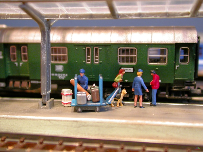 042 Szenen vom Gleis 2.JPG - Szene von Gleis 2: ein VIP mit Assistentin, viel Gepäck und Sonderwünschen